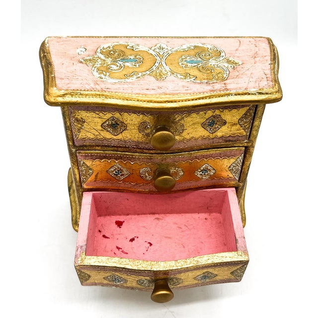 Mid Century Italian Florentine Pink & Giltwood Jewelry 3-Drawer Chest Box – Rococo / Hollywood Regency For Sale - Image 14 of 14