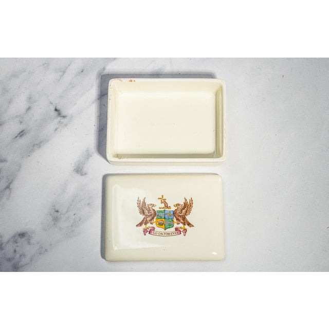 Wonderful Wedgwood Creamware Antique Hand Painted Armorial Coat of Arms English Ceramic Jewelry Trinket Desk Keepsake Box For Sale - Image 10 of 16