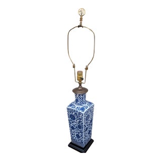 Mid 20th Century Chinese Blue and White Porcelain Table Lamp For Sale