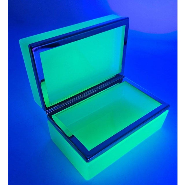 Antique French Uraline Box, 1920s, in Flawless conditions. Designed 1920 to 1949