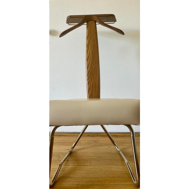 American 1967 Vintage Oak Valet Chair – Original Setwell Co. Mid Century Butler W/ Chrome Base For Sale - Image 3 of 8