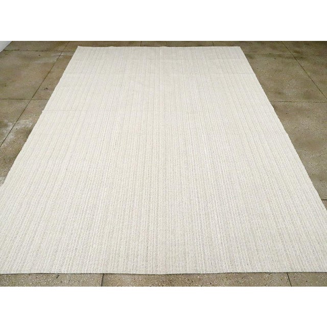 Galerie Shabab Collection Mid-20th Century Handmade Turkish Flat-Weave Kilim Room Size Carpet For Sale - Image 4 of 10