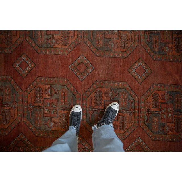 :: Triple column repeating gul medallions in alternating corner quarter fills. Main columns buffered by minor guls in...