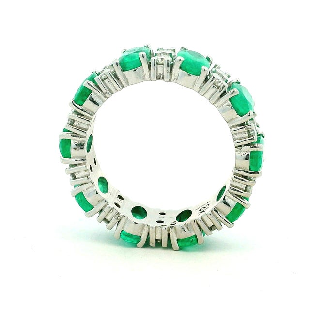 Contemporary Colombian Emerald and Diamond 18k White Gold Full Eternity Band Ring, Size 6.5 For Sale - Image 3 of 10