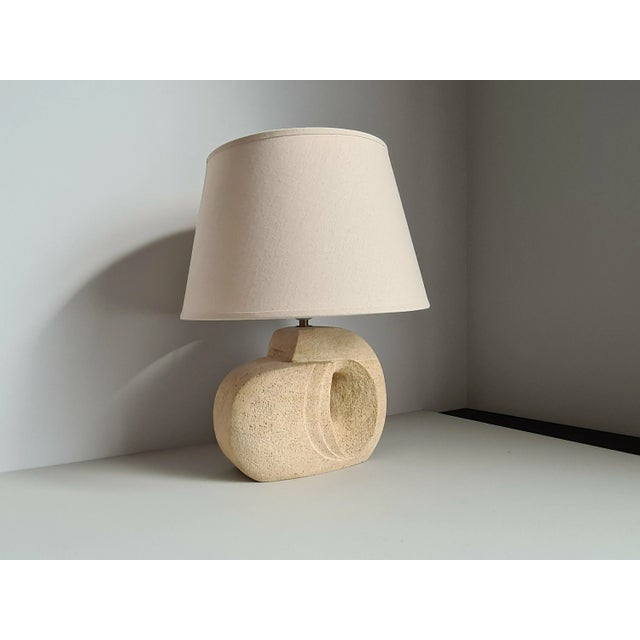 Mid-Century Modern Mid-Century French Sculpture Lamp in White Stone in the style of Albert Tormos, France, 1960s For Sale - Image 3 of 8