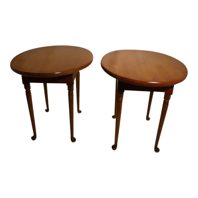 Early 20th Century Great Pair of Queen Anne Style Solid Maple Oval Side End Tables For Sale