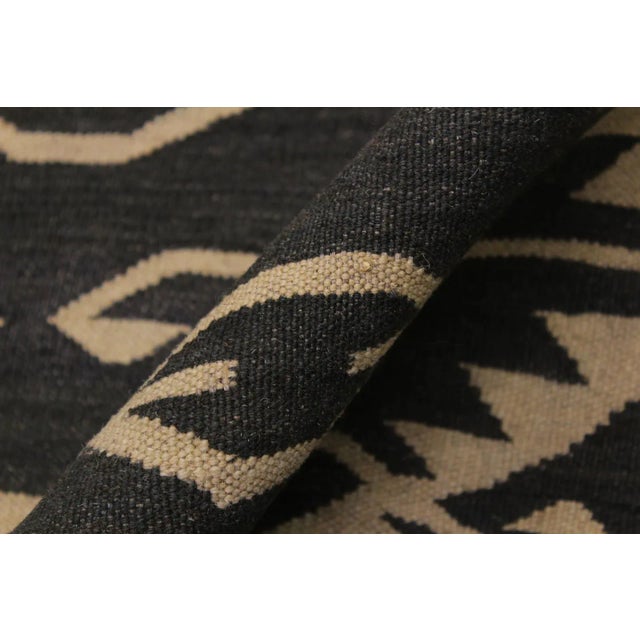 1990s Navajo Style Kilim Sanford Charcoal/Beige Hand-Woven Wool Rug - 5'7 X 8'1 For Sale In New York - Image 6 of 8