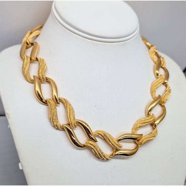 Napier Vintage 1992 Signed Napier Goldtone Smooth & Textured Link Collar Necklace For Sale - Image 4 of 10