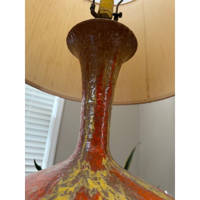 1960s Mid-Century Modern Lava Drip Glaze Ceramic Table Lamp on Walnut Base For Sale In New York - Image 6 of 8