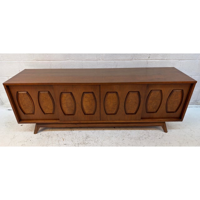 Young Manufacturing Mid-Century Walnut Credenza With Burl Inlays by Young Manufacturing For Sale - Image 4 of 16