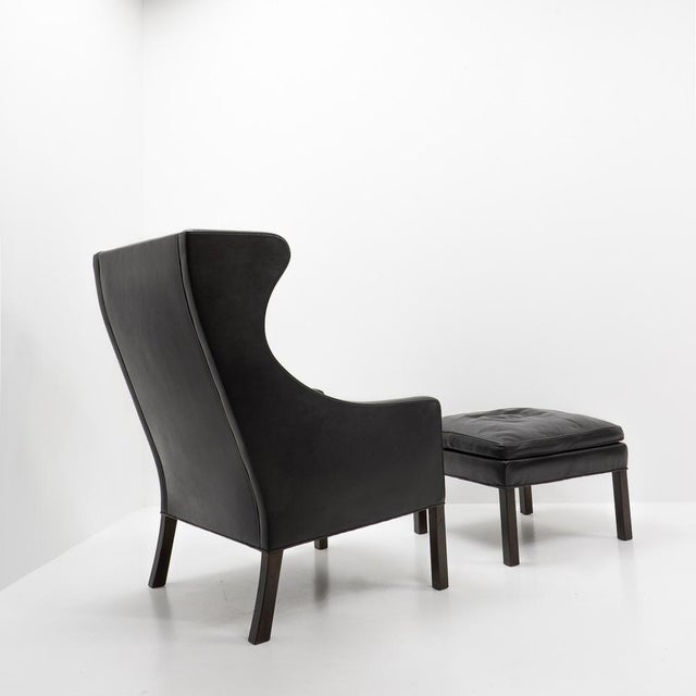 Børge Mogensen Set of Black Leather Wingchair and Ottoman by Borge Mogensen for Fredericia, 1960s For Sale - Image 4 of 17