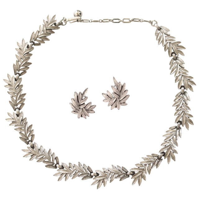 This is part of Chairish’s Costume Jewelry assortment. A Vintage articulated brushed silver tone leaf necklace and...