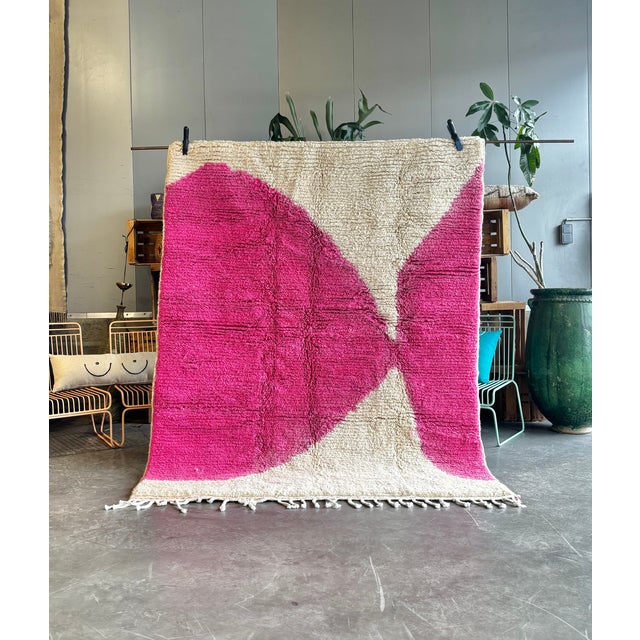 This refined Moroccan Beni Ouarain rug presents a striking abstract composition, combining a soft natural ivory wool...