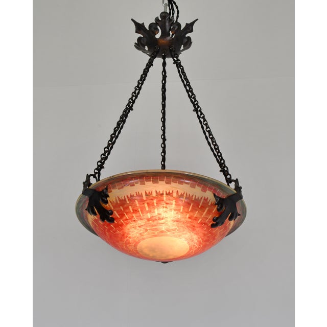 CHARLES SCHNEIDER - le verre Français A French art deco pendant light in wrought iron with a nice Schneider (Le Verre...