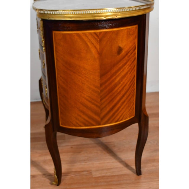 1900 - 1909 1900s Antique French Louis XV Walnut Satinwood Inlay & Marble Top Commode For Sale - Image 5 of 13