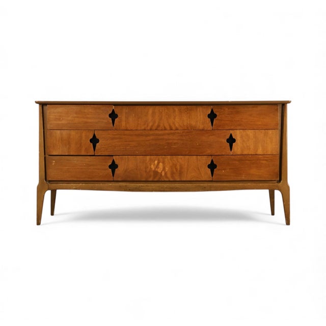 Mid-Century Modern United Furniture Vintage Mid Century Modern 9 Drawer Keyhole Pull Lowboy Dresser C. 1960s For Sale - Image 3 of 8