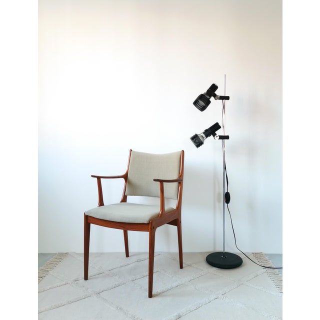 This armrest chair was designed by Johannes Andersen for the Danish company ULDUM Møbelfabrik in the 1960s. The timeless...