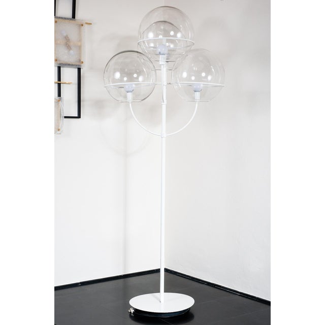 "Lyndon" floor lamp designed by Vico Magistretti produced by Oluce, Milan in 1977. Rare lamp due to its height and...