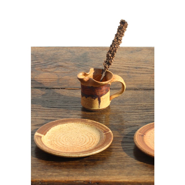 Set of 5 Pottery Plates and a Creamer - Signed Art Pottery, 1970s For Sale - Image 6 of 10