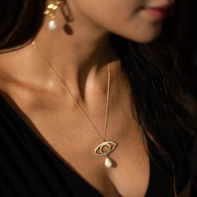 Contemporary Cleopatra’s Guardian Eye Pearl Gold Necklace For Sale - Image 3 of 7