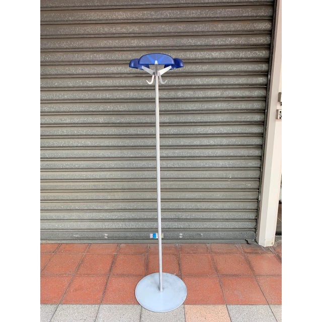 Coat rack Alta Tensione, by Enzo Mari Aluminium, PMMA Dimensions: H170cm Manufactured by Kartell, 2007. This piece is...