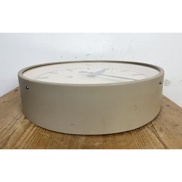 Large Brown Industrial Factory Wall Clock from Pragotron, 1960s For Sale - Image 14 of 17