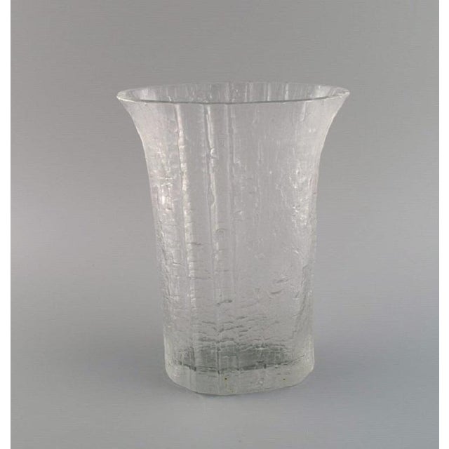 Timo Sarpaneva for Iittala. Vase in clear mouth-blown art glass. Finnish design, 1960s. Measures: 24.5 x 17 cm. In...