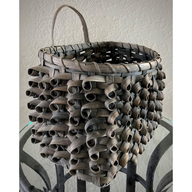 Mid 20th-Century Ash Splint Curly Weave Basket Wall Pocket in the Manner of Woodland Basket Makers of the Late 1800s For Sale - Image 15 of 18