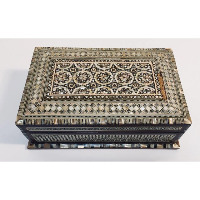 1940s Vintage Middle Eastern Moorish Mosaic Marquetry Inlay Box For Sale - Image 5 of 12