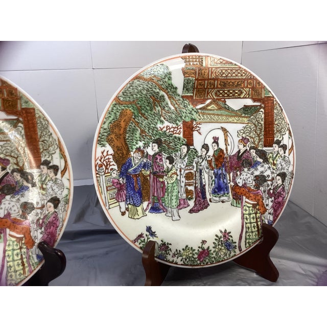 Chinese Pair of 1960s Chinese Porcelain Imperial Birthday Celebration Scene Plates For Sale - Image 3 of 12