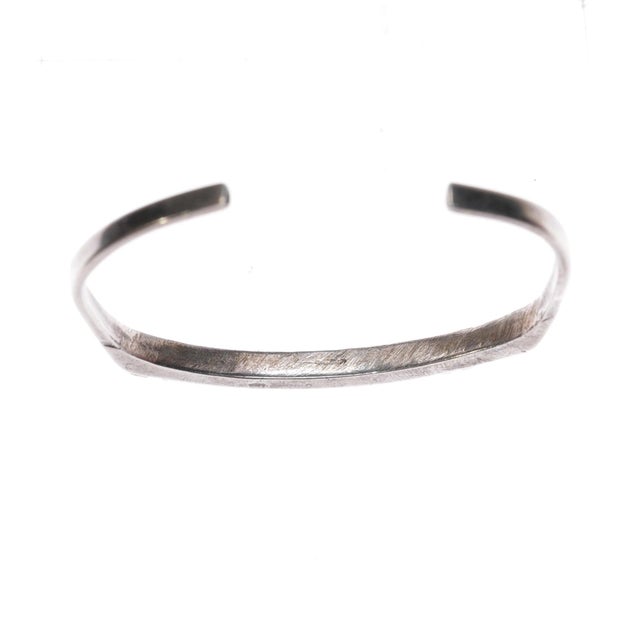 Mid 20th Century 6.25" 40's-50's Zuni hand carved turquoise slim silver cuff bracelet For Sale - Image 5 of 9