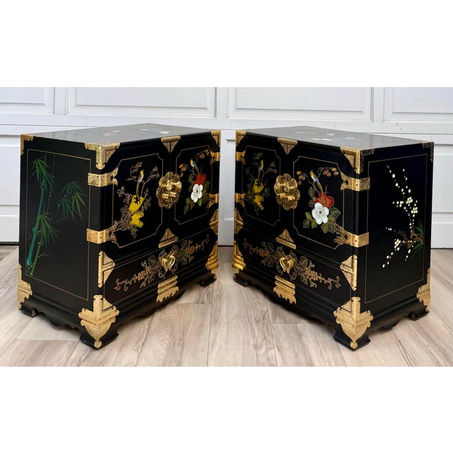 Pair of 1970s Chinoiserie Black Lacquer Nightstands With Hand-Painted Birds & Brass Hardware For Sale - Image 4 of 17