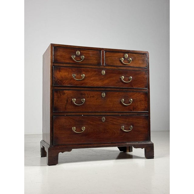 Special Mahogany Chest of Drawers / Chest of Drawers. Originally from England. Georgian period, ca. 1800. Sleek design....
