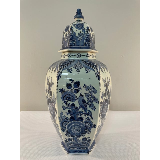 Chinoiserie 1980s Large Delfts Blauw Lidded Baluster Vase or Ginger Jar For Sale - Image 3 of 13