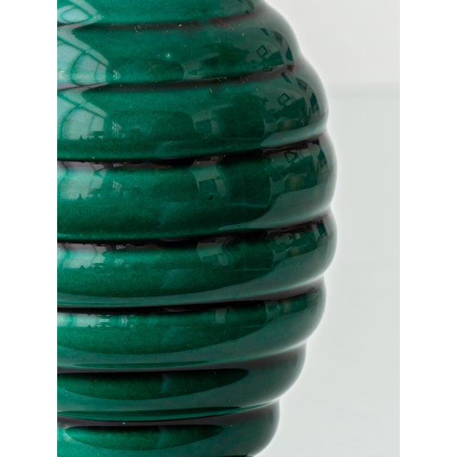 Art Deco French Emerald Green Ceramic Table Lamp with Ruby Silk Shade, 1930s For Sale - Image 9 of 14