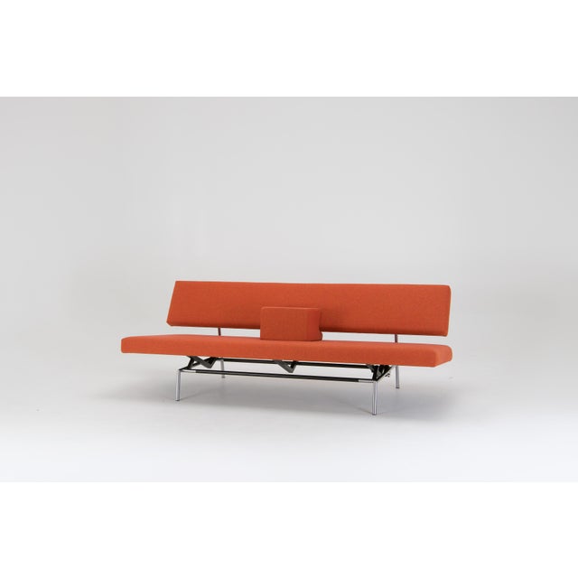 This BR 02 daybed was designed by Martin Visser in the late 1950s for ’t Spectrum. By pulling the seat forward, the sofa...