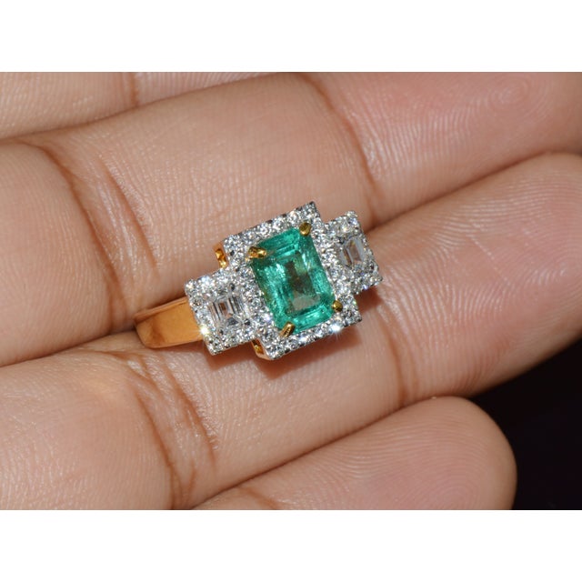Certified Natural 2.14cts Emerald vs F Diamond 18k Solid Gold Three Stone Halo Ring, Size 6.5 For Sale - Image 4 of 14