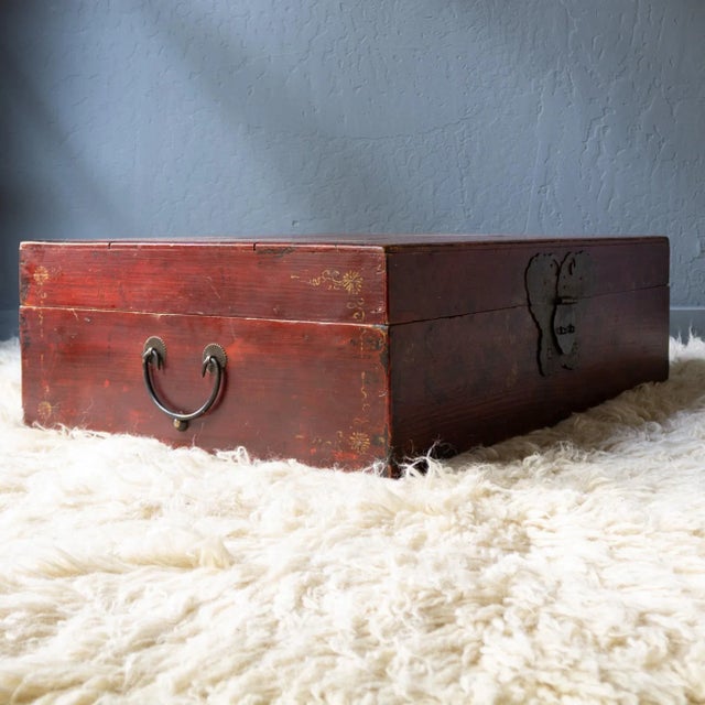 19th Century Qing Dynasty Red Lacquer Elmwood Trunk With Butterfly Lock For Sale - Image 10 of 17