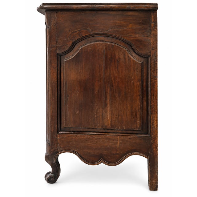 This antique walnut chest features a rich warm finish, beautiful wood grain, and an elegant serpentine front. Decorative...