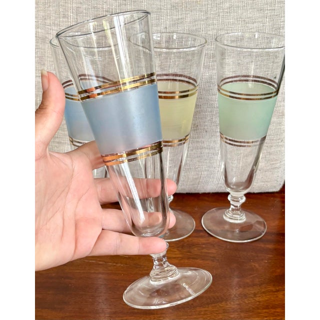 1960s Mid-Century Modern Pilsner Glasses – Frosted Color Bands & Gold Trim – Set of 4 For Sale - Image 4 of 7