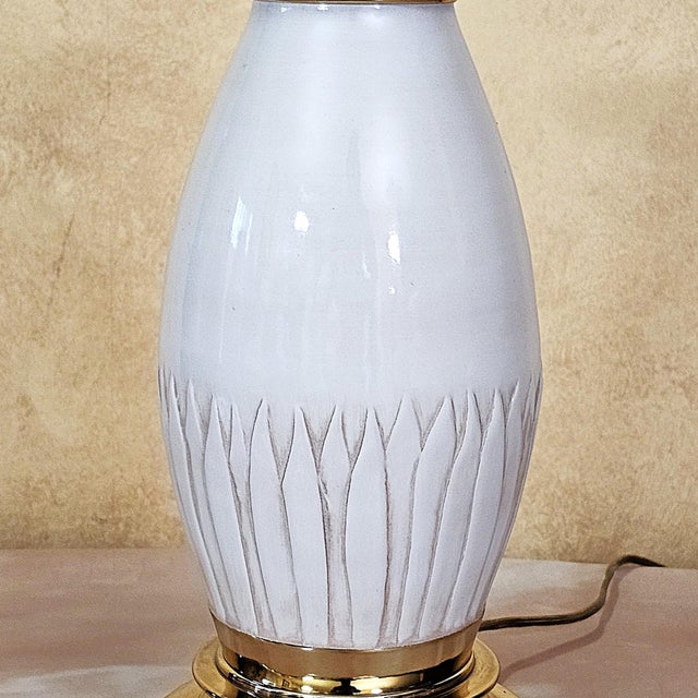 Vintage Ethan Allen Ivory Porcelain & Brass Leaf-Embossed Table Lamp For Sale - Image 10 of 18
