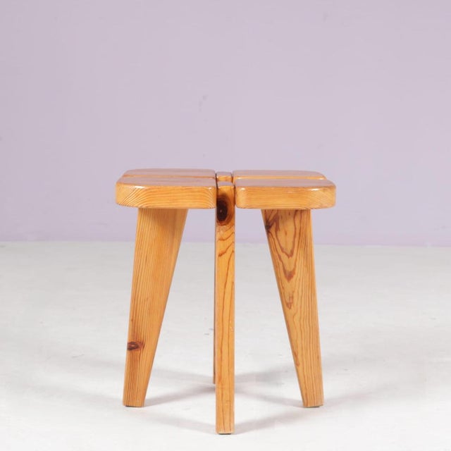 1960s pine stool designed by Raani Peippo for Stockmann Orno, Finland. Crafted from solid pine, this stool showcases the...