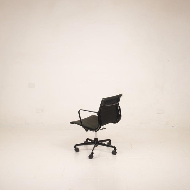 1970s Vintage Black Aluminum Office Chair by Charles & Ray Eames for ICF, 1970s For Sale - Image 5 of 18