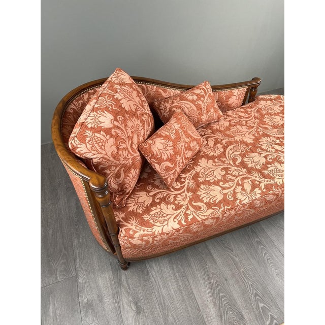 An elegant Louis XVI style chaise longue, resting on a carved and turned wooden frame. It is upholstered in a sumptuous...