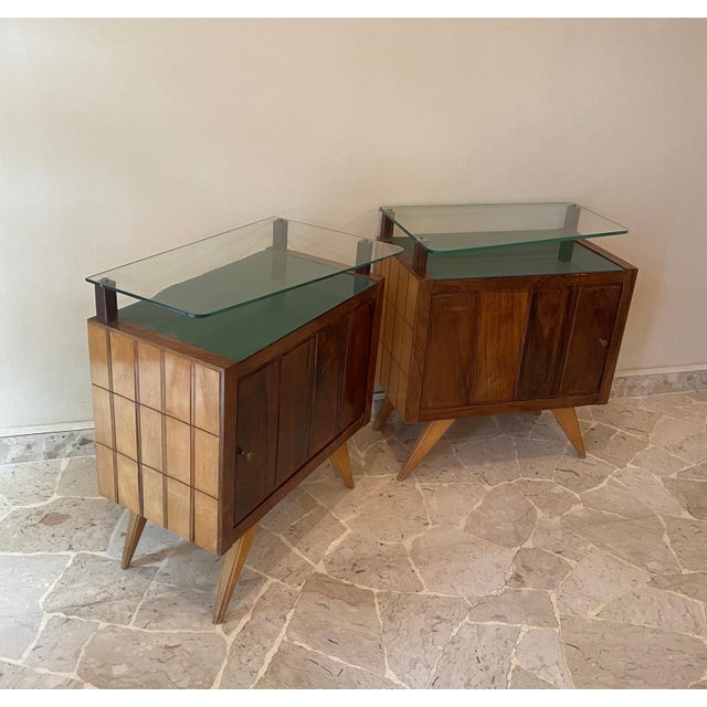 Vintage Beech and Walnut Bedside Tables with Green Glass Top and Clear Glass Shelf, Italy, 1950s, Set of 2 For Sale - Image 4 of 10