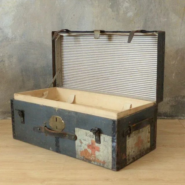 First World War Wooden Chest with Red Cross For Sale - Image 3 of 15