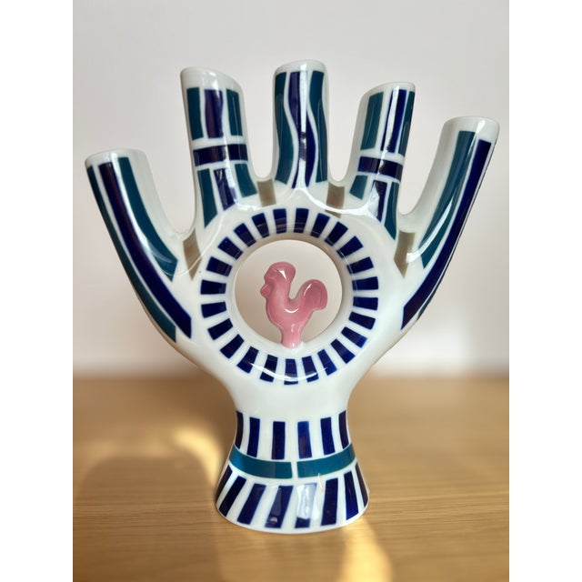 Five-fingered Sargadelos porcelain candlestick with a rooster inside, in a pinkish tone. Vintage piece. This piece has an...