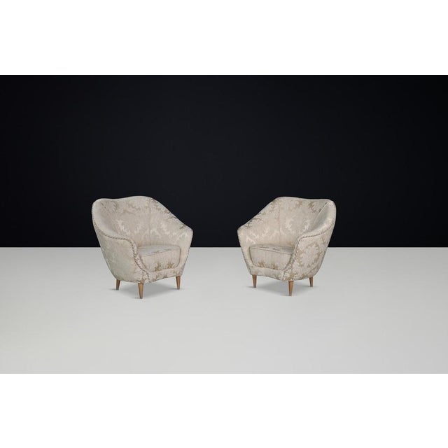 This beautiful pair of mid-century lounge chairs, crafted by the acclaimed Italian designer Federico Munari in the 1950s,...