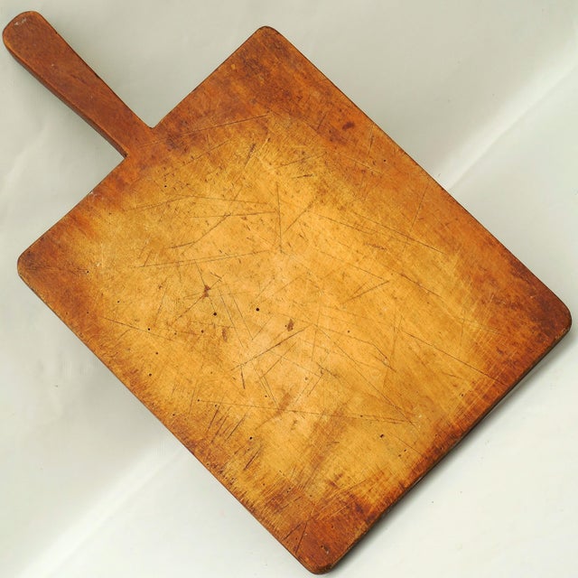 Antique French Country Beechwood Bread Board With Long Handle - Kitchen Cutting Board For Sale - Image 6 of 13