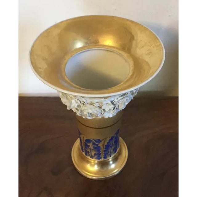 Antique Early 19th Century French Empire Porcelain Gold Trumpet Vase with Flower Garland For Sale - Image 9 of 12
